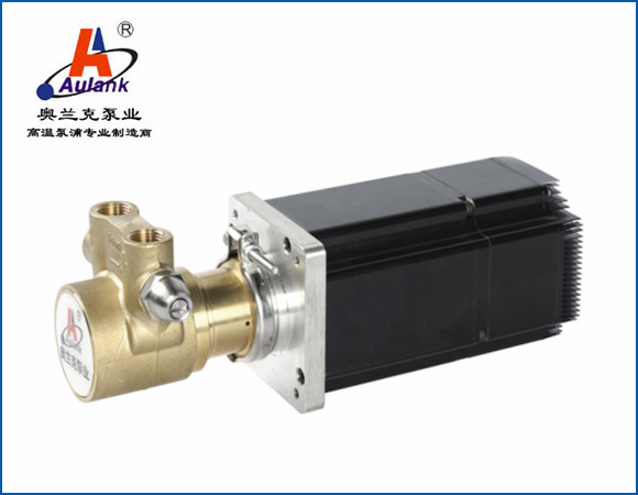 VP 系列葉片泵主要由增壓室、葉片、轉(zhuǎn)子、泵體、電機(jī)等部件組成,可根據(jù)使用需求,選配不銹鋼、黃銅作為泵體材質(zhì);單相、三相、防爆、變頻作為驅(qū)動(dòng)電機(jī)。循環(huán)介質(zhì)為不含顆粒、纖維的水、乙二醇、甲醇、導(dǎo)熱油等。產(chǎn)品具有可自吸、高揚(yáng)程、小流量、結(jié)構(gòu)精密、體積小、噪音低、外觀精致等特點(diǎn)。2.應(yīng)用領(lǐng)域:適用于激光設(shè)備冷卻、等離子切割機(jī)、X 射線和醫(yī)用激光冷卻系統(tǒng)、實(shí)驗(yàn)室設(shè)備冷卻循環(huán)、高壓清洗設(shè)備、反滲透系統(tǒng)等領(lǐng)域。