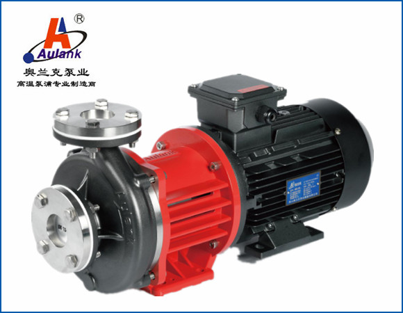 該泵浦為磁力驅(qū)動式高低溫離心泵，移送循環(huán)介質(zhì)為不含顆粒、纖維的液體。泵浦外觀設(shè)計新穎、振動小、噪音低、無泄漏。泵浦可循環(huán)水、導(dǎo)熱油、乙二醇、硅油、酒精、碳氫溶液等介質(zhì)，泵浦耐溫范圍：-120℃～+350℃。并可根據(jù)客戶需求，定制變頻、防爆、特殊電源等電機。