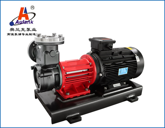 泵浦為氣液混合泵系列產(chǎn)品，該泵的過流部件全部采用不銹鋼材料精鑄制成。氣液混合泵的吸水口可 以利用負(fù)壓作用吸入氣體，所以無需采用空氣壓縮機(jī)和大氣噴射器。高速旋轉(zhuǎn)的泵葉輪將液體與氣體混合攪拌，所 以無需攪拌器和混合器。由于泵內(nèi)的加壓混合，氣體與液體充分溶解。所以無需大型加壓容器罐或昂貴的反應(yīng)塔即 可制取高度溶解液。應(yīng)用于貴重液體，冷媒或高溫液體，低粘度液體，腐蝕性液體及苛刻運(yùn)行和含有氣體的液體循 環(huán),及 350℃以內(nèi)高溫導(dǎo)熱油，循環(huán) 180℃以內(nèi)熱水、低溫-120℃以內(nèi)防凍液等介質(zhì)。可根據(jù)客戶需求，定制變頻、 防爆、特殊電源等電機(jī)。